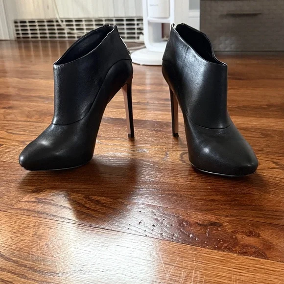 Nine West Navajoe Black Leather Heels - Picture 2 of 8